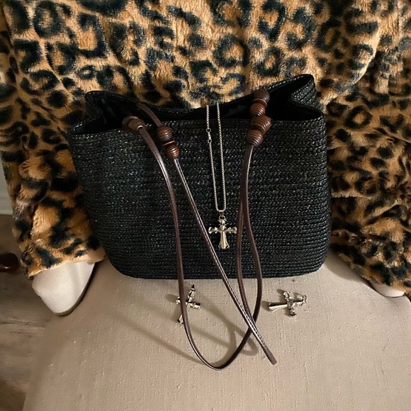 Elegant Black Woven Shoulder Bag - Picture 1 of 2